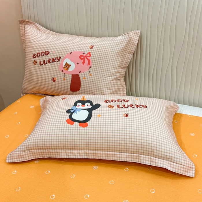 91家纺网 家纺一手货源 找家纺 红日子纺织品 2026新款13070全棉纯棉数码印花大版印花四件套 幸运蓝格-桔