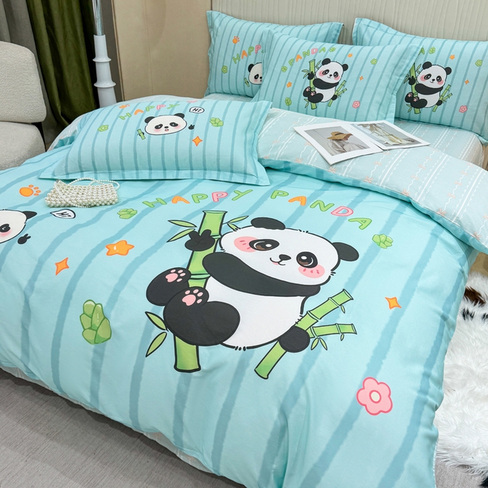 91家纺网 家纺一手货源 找家纺 红日子纺织品 2026新款13070全棉纯棉数码印花大版印花四件套 熊猫抱竹-蓝