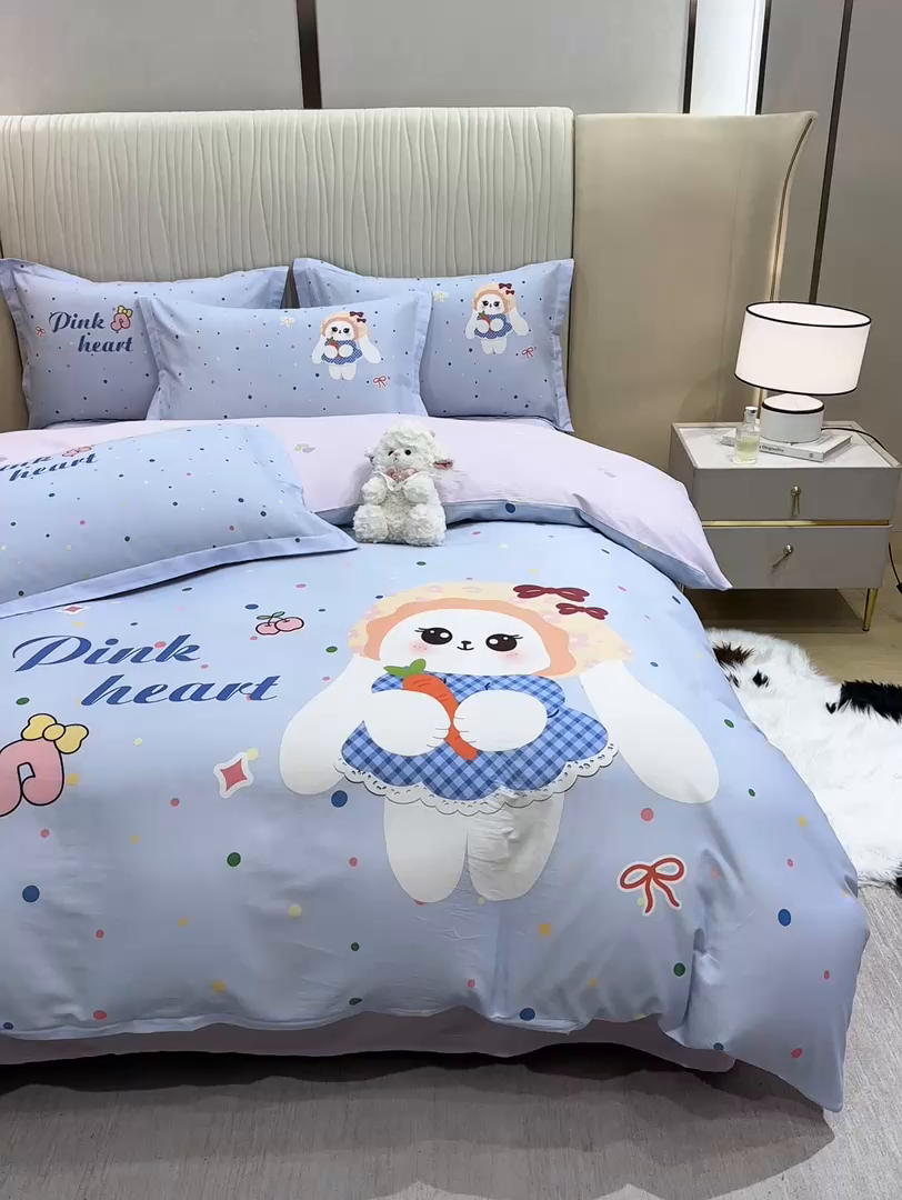 91家纺网 家纺一手货源 找家纺 红日子纺织品 2026新款13070全棉纯棉数码印花大版印花四件套 萌趣小兔-紫