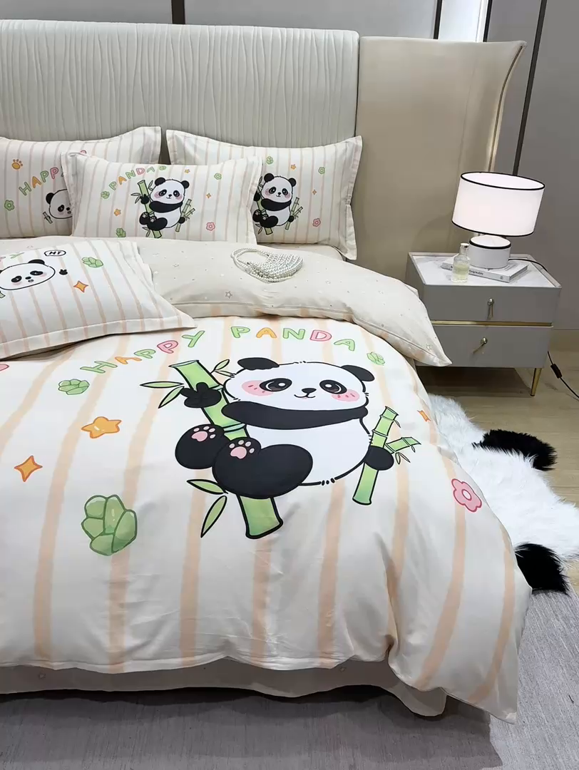 91家纺网 家纺一手货源 找家纺 红日子纺织品 2026新款13070全棉纯棉数码印花大版印花四件套 熊猫抱竹-卡