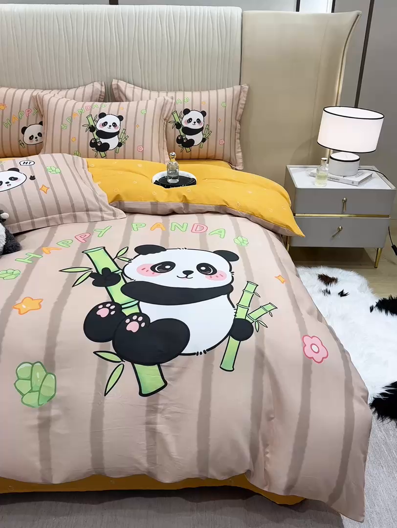 91家纺网 家纺一手货源 找家纺 红日子纺织品 2026新款13070全棉纯棉数码印花大版印花四件套 熊猫抱竹-桔