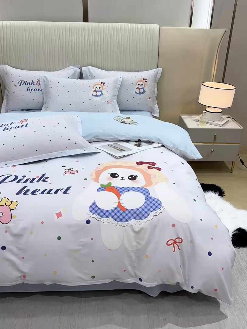 91家纺网 家纺一手货源 找家纺 红日子纺织品 2026新款13070全棉纯棉数码印花大版印花四件套 萌趣小兔-蓝