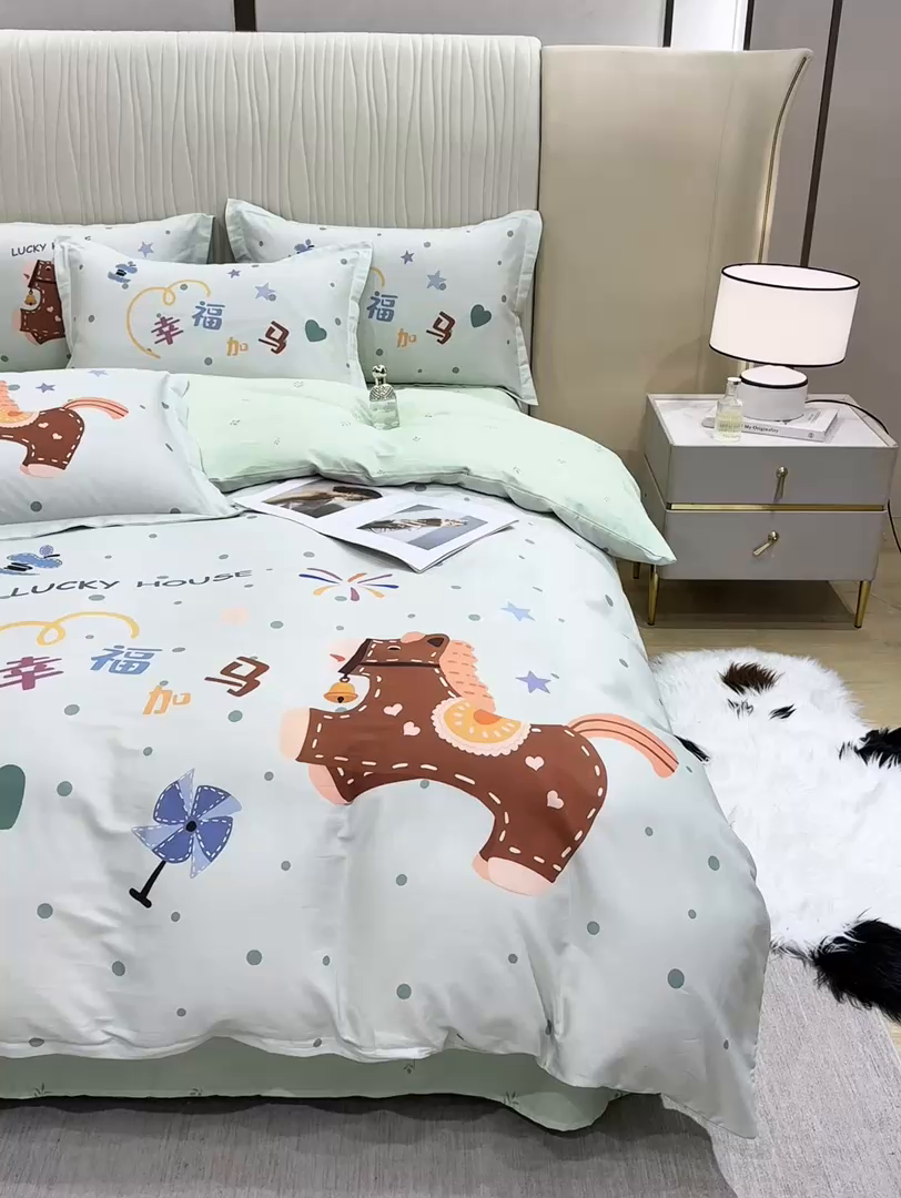 91家纺网 家纺一手货源 找家纺 红日子纺织品 2026新款13070全棉纯棉数码印花大版印花四件套 幸福加马-绿