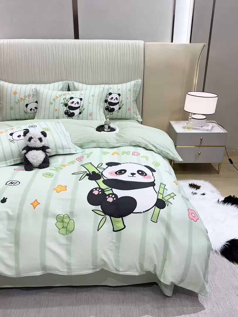 91家纺网 家纺一手货源 找家纺 红日子纺织品 2026新款13070全棉纯棉数码印花大版印花四件套 熊猫抱竹-绿