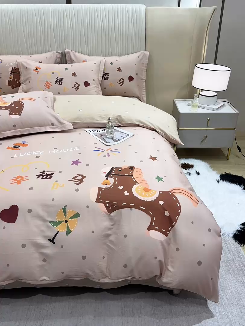 91家纺网 家纺一手货源 找家纺 红日子纺织品 2026新款13070全棉纯棉数码印花大版印花四件套 幸福加马-咖