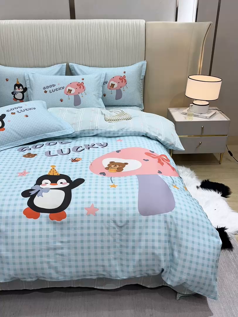 91家纺网 家纺一手货源 找家纺 红日子纺织品 2026新款13070全棉纯棉数码印花大版印花四件套 幸运蓝格-蓝