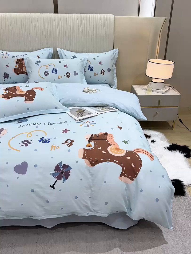 91家纺网 家纺一手货源 找家纺 红日子纺织品 2026新款13070全棉纯棉数码印花大版印花四件套 幸福加马-蓝