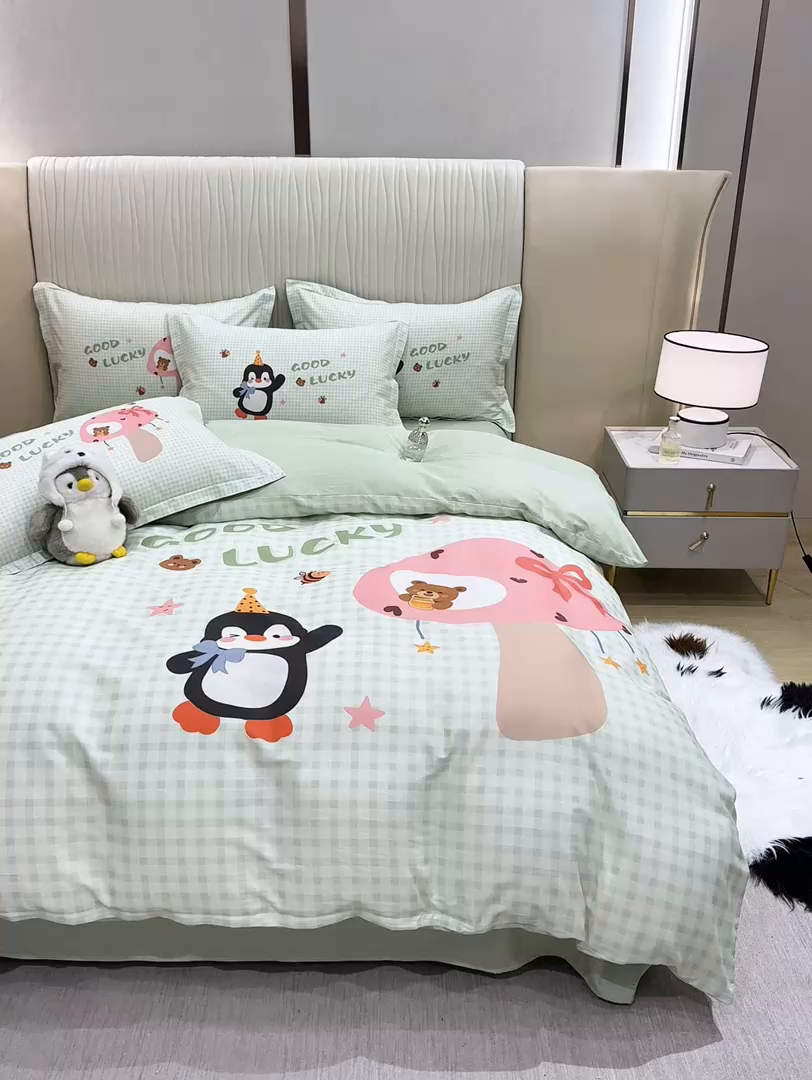 91家纺网 家纺一手货源 找家纺 红日子纺织品 2026新款13070全棉纯棉数码印花大版印花四件套 幸运蓝格-绿