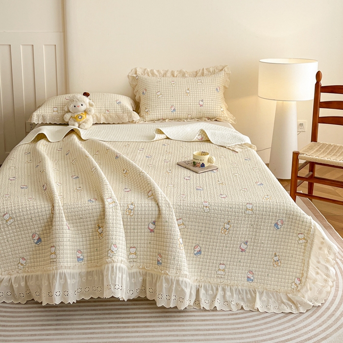 91家纺网 家纺一手货源 找家纺 羽爱家纺 2026新款全棉水洗韩版花边床盖四件套 甜糯熊熊