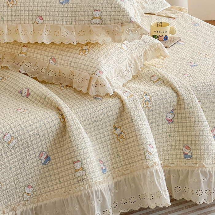 91家纺网 家纺一手货源 找家纺 羽爱家纺 2026新款全棉水洗韩版花边床盖四件套 甜糯熊熊