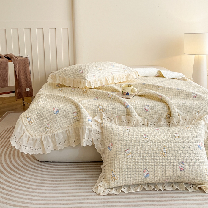 91家纺网 家纺一手货源 找家纺 羽爱家纺 2026新款全棉水洗韩版花边床盖四件套 甜糯熊熊