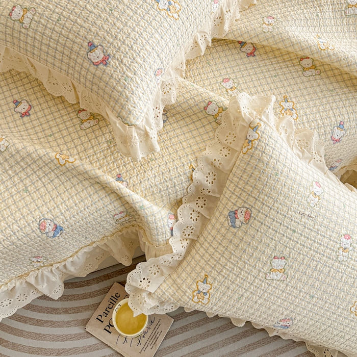 91家纺网 家纺一手货源 找家纺 羽爱家纺 2026新款全棉水洗韩版花边床盖四件套 甜糯熊熊