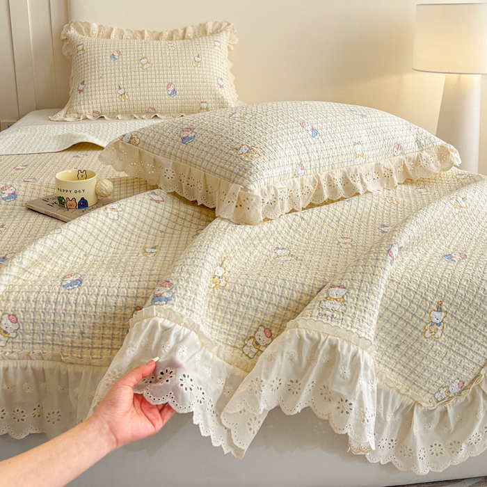 91家纺网 家纺一手货源 找家纺 羽爱家纺 2026新款全棉水洗韩版花边床盖四件套 甜糯熊熊