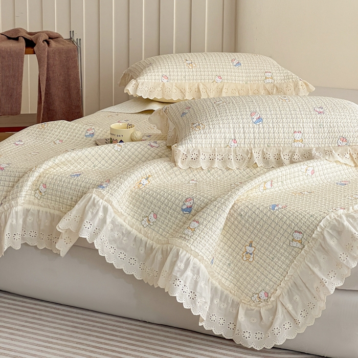 91家纺网 家纺一手货源 找家纺 羽爱家纺 2026新款全棉水洗韩版花边床盖四件套 甜糯熊熊