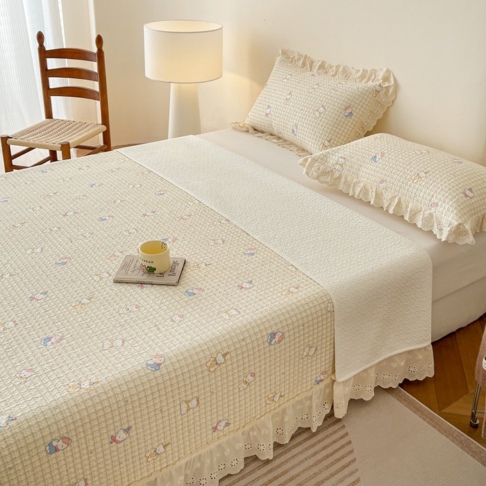 91家纺网 家纺一手货源 找家纺 羽爱家纺 2026新款全棉水洗韩版花边床盖四件套 甜糯熊熊