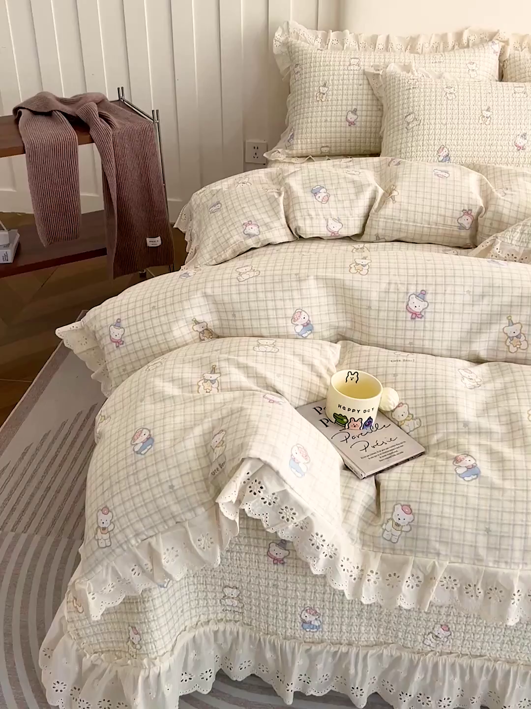 91家纺网 家纺一手货源 找家纺 羽爱家纺 2026新款全棉水洗韩版花边床盖四件套 甜糯熊熊