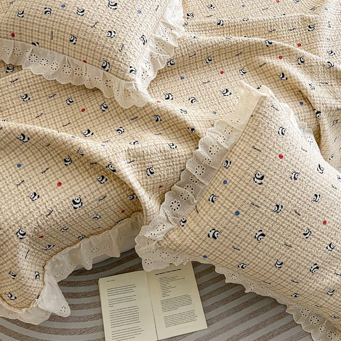 91家纺网 家纺一手货源 找家纺 羽爱家纺 2026新款全棉水洗韩版花边床盖四件套 熊猫福福