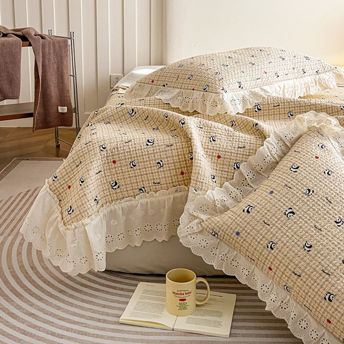 91家纺网 家纺一手货源 找家纺 羽爱家纺 2026新款全棉水洗韩版花边床盖四件套 熊猫福福