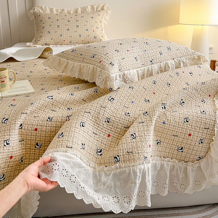 91家纺网 家纺一手货源 找家纺 羽爱家纺 2026新款全棉水洗韩版花边床盖四件套 熊猫福福