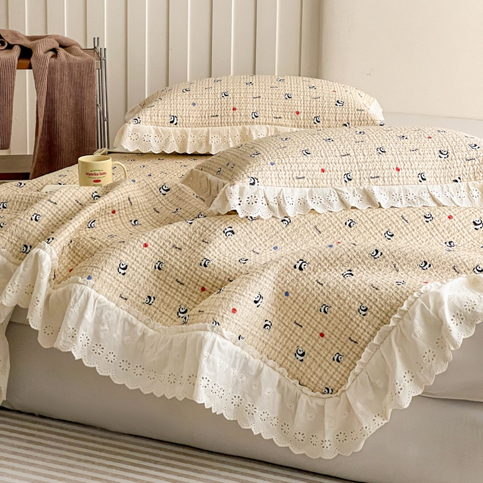 91家纺网 家纺一手货源 找家纺 羽爱家纺 2026新款全棉水洗韩版花边床盖四件套 熊猫福福