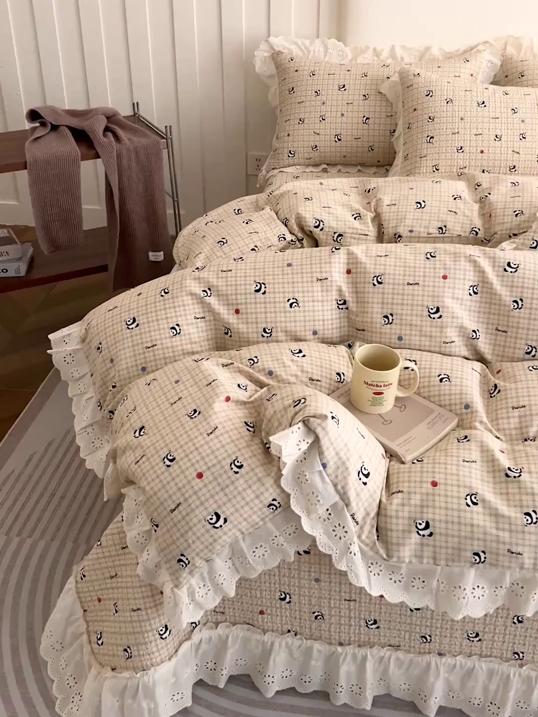 91家纺网 家纺一手货源 找家纺 羽爱家纺 2026新款全棉水洗韩版花边床盖四件套 熊猫福福