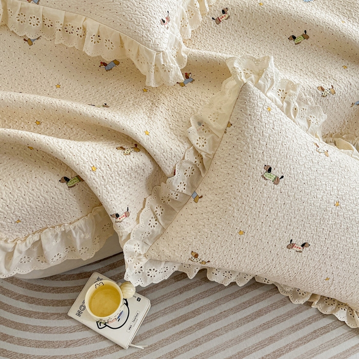 91家纺网 家纺一手货源 找家纺 羽爱家纺 2026新款全棉水洗韩版花边床盖四件套 运动狗狗