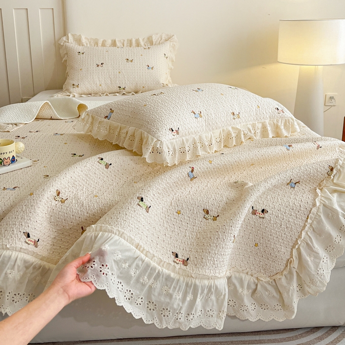 91家纺网 家纺一手货源 找家纺 羽爱家纺 2026新款全棉水洗韩版花边床盖四件套 运动狗狗