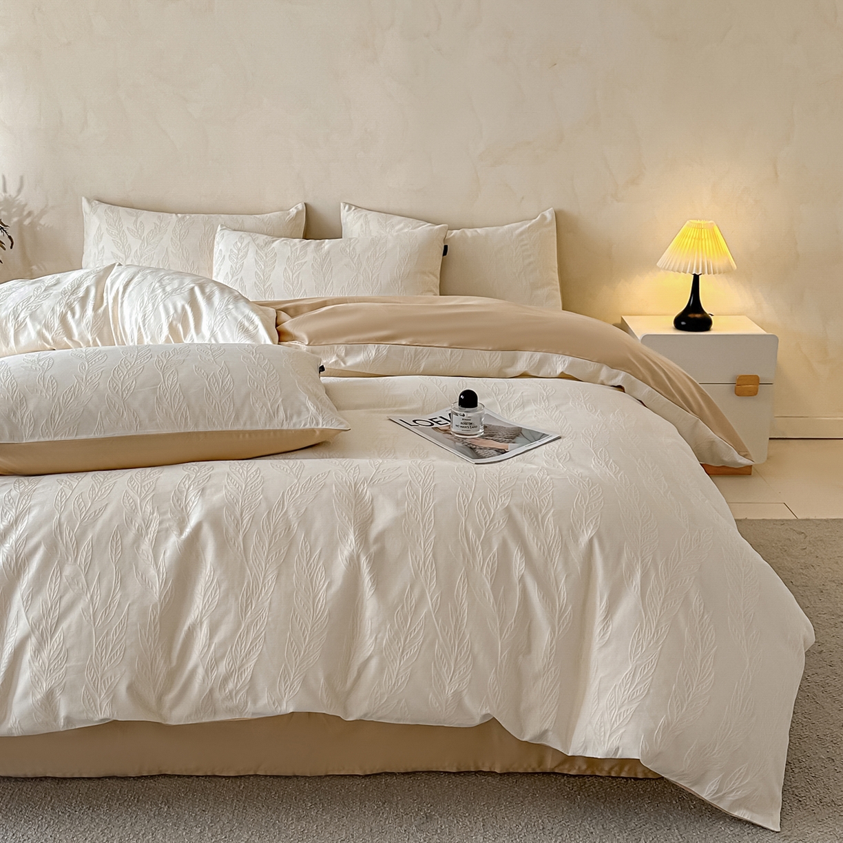 91家纺网 家纺一手货源 找家纺 拼社家纺 2026新款A类全棉亮面提花四件套厚织浮雕提花全棉四件套（独家专版花型） 沐叶清风-奶白