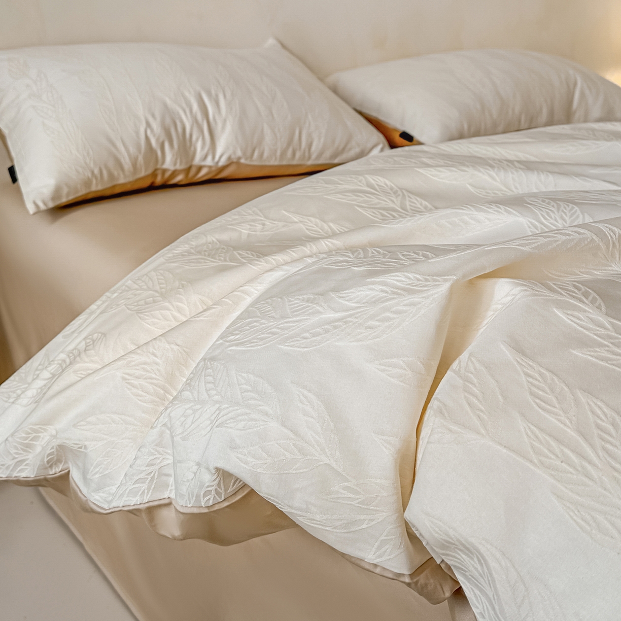 91家纺网 家纺一手货源 找家纺 拼社家纺 2026新款A类全棉亮面提花四件套厚织浮雕提花全棉四件套（独家专版花型） 沐叶清风-奶白