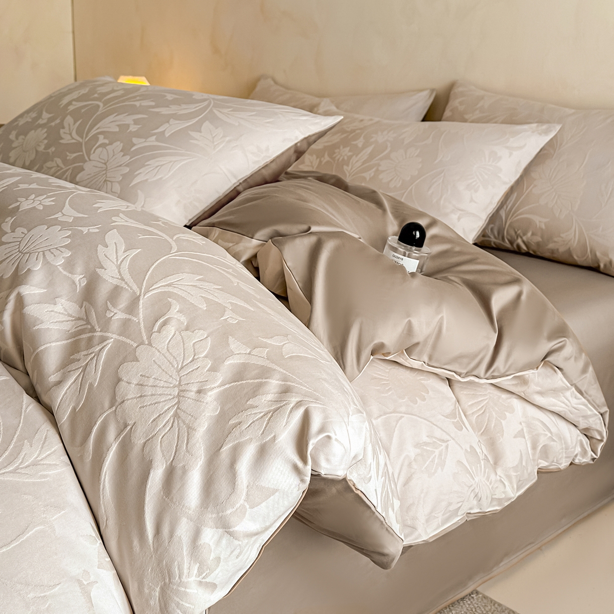 91家纺网 家纺一手货源 找家纺 拼社家纺 2026新款A类全棉亮面提花四件套厚织浮雕提花全棉四件套（独家专版花型） 花影-浅咖