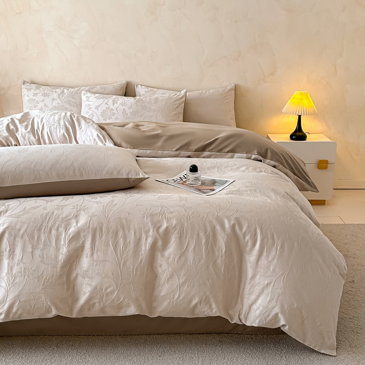 91家纺网 家纺一手货源 找家纺 拼社家纺 2026新款A类全棉亮面提花四件套厚织浮雕提花全棉四件套（独家专版花型） 花影-浅咖