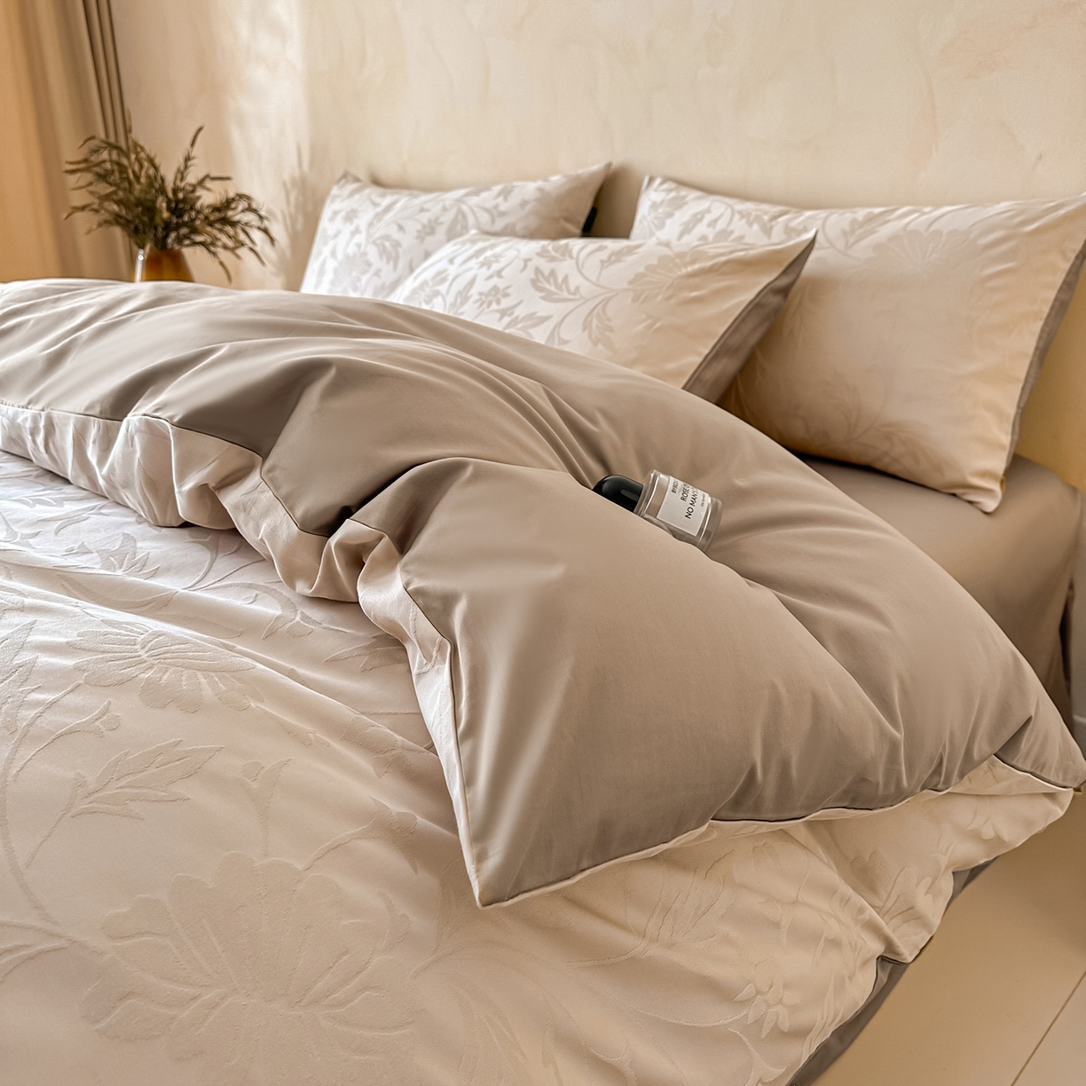 91家纺网 家纺一手货源 找家纺 拼社家纺 2026新款A类全棉亮面提花四件套厚织浮雕提花全棉四件套（独家专版花型） 花影-浅咖