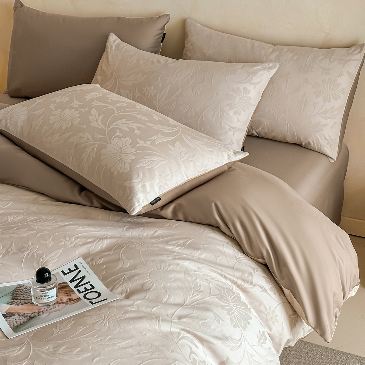 91家纺网 家纺一手货源 找家纺 拼社家纺 2026新款A类全棉亮面提花四件套厚织浮雕提花全棉四件套（独家专版花型） 花影-浅咖