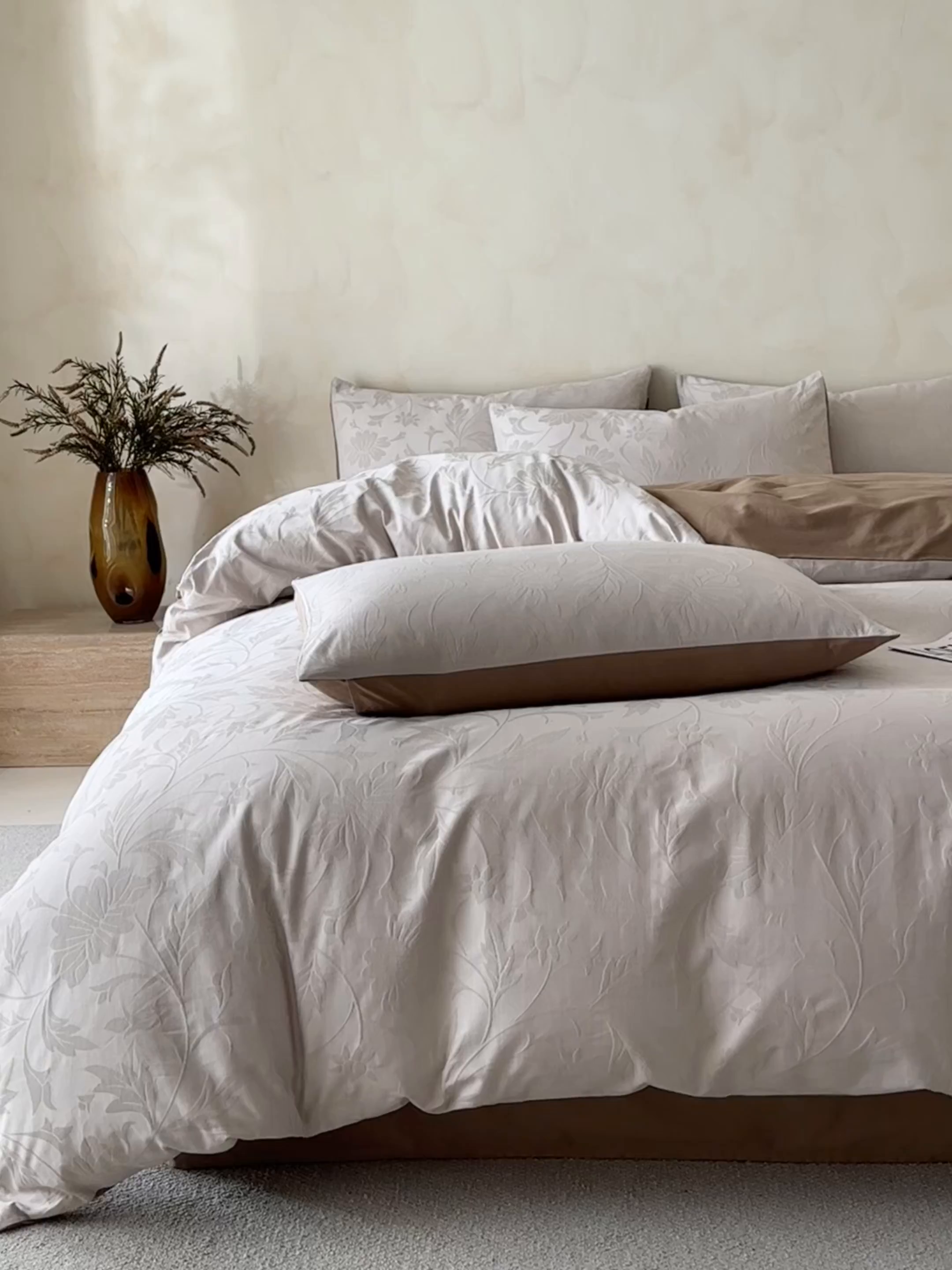 91家纺网 家纺一手货源 找家纺 拼社家纺 2026新款A类全棉亮面提花四件套厚织浮雕提花全棉四件套（独家专版花型） 花影-浅咖