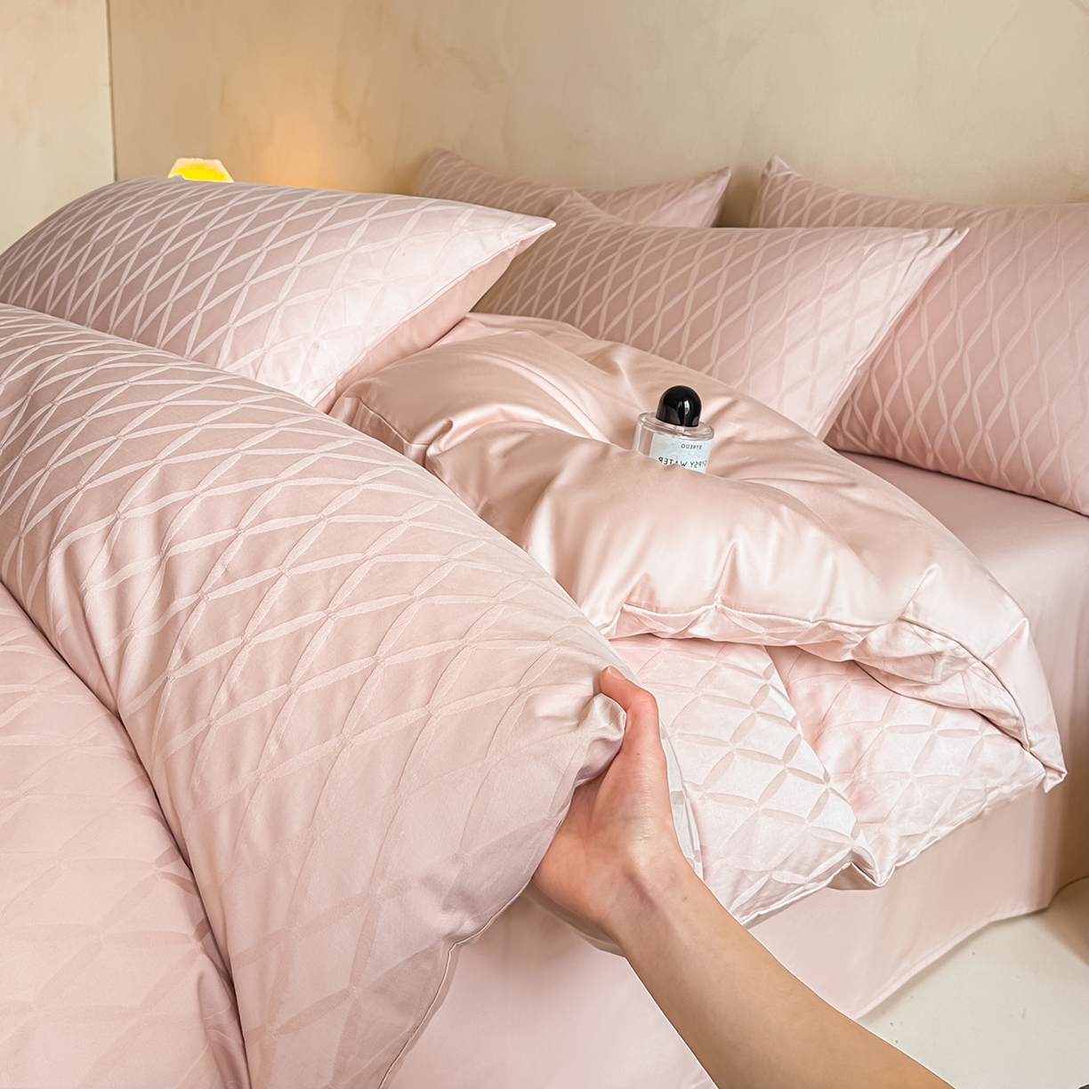 91家纺网 家纺一手货源 找家纺 拼社家纺 2026新款A类全棉亮面提花四件套厚织浮雕提花全棉四件套（独家专版花型） 伦萨-粉