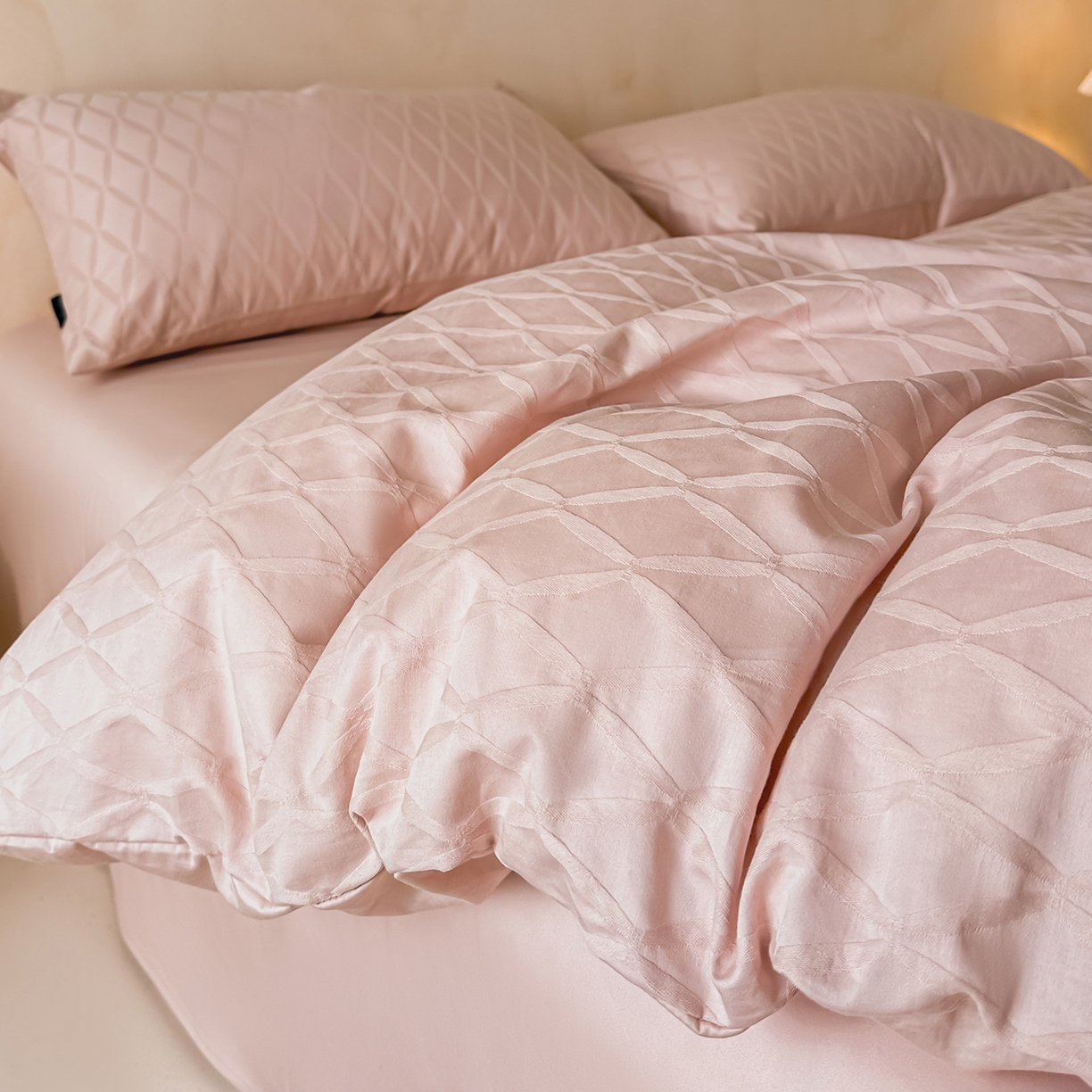 91家纺网 家纺一手货源 找家纺 拼社家纺 2026新款A类全棉亮面提花四件套厚织浮雕提花全棉四件套（独家专版花型） 伦萨-粉