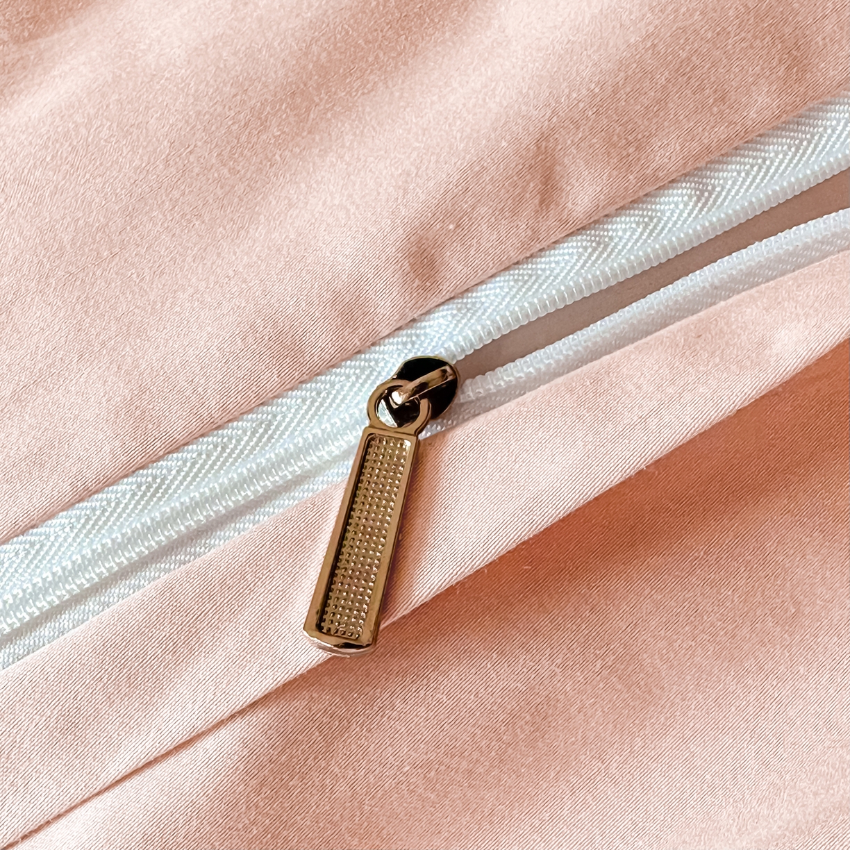 91家纺网 家纺一手货源 找家纺 拼社家纺 2026新款A类全棉亮面提花四件套厚织浮雕提花全棉四件套（独家专版花型） 伦萨-粉