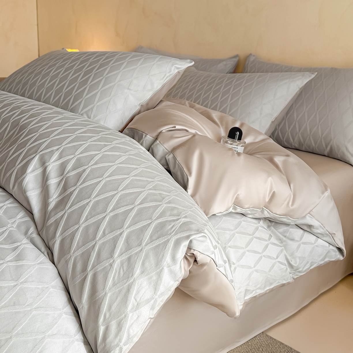 91家纺网 家纺一手货源 找家纺 拼社家纺 2026新款A类全棉亮面提花四件套厚织浮雕提花全棉四件套（独家专版花型） 伦萨-灰