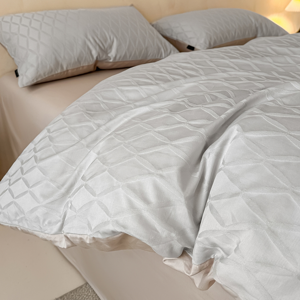 91家纺网 家纺一手货源 找家纺 拼社家纺 2026新款A类全棉亮面提花四件套厚织浮雕提花全棉四件套（独家专版花型） 伦萨-灰