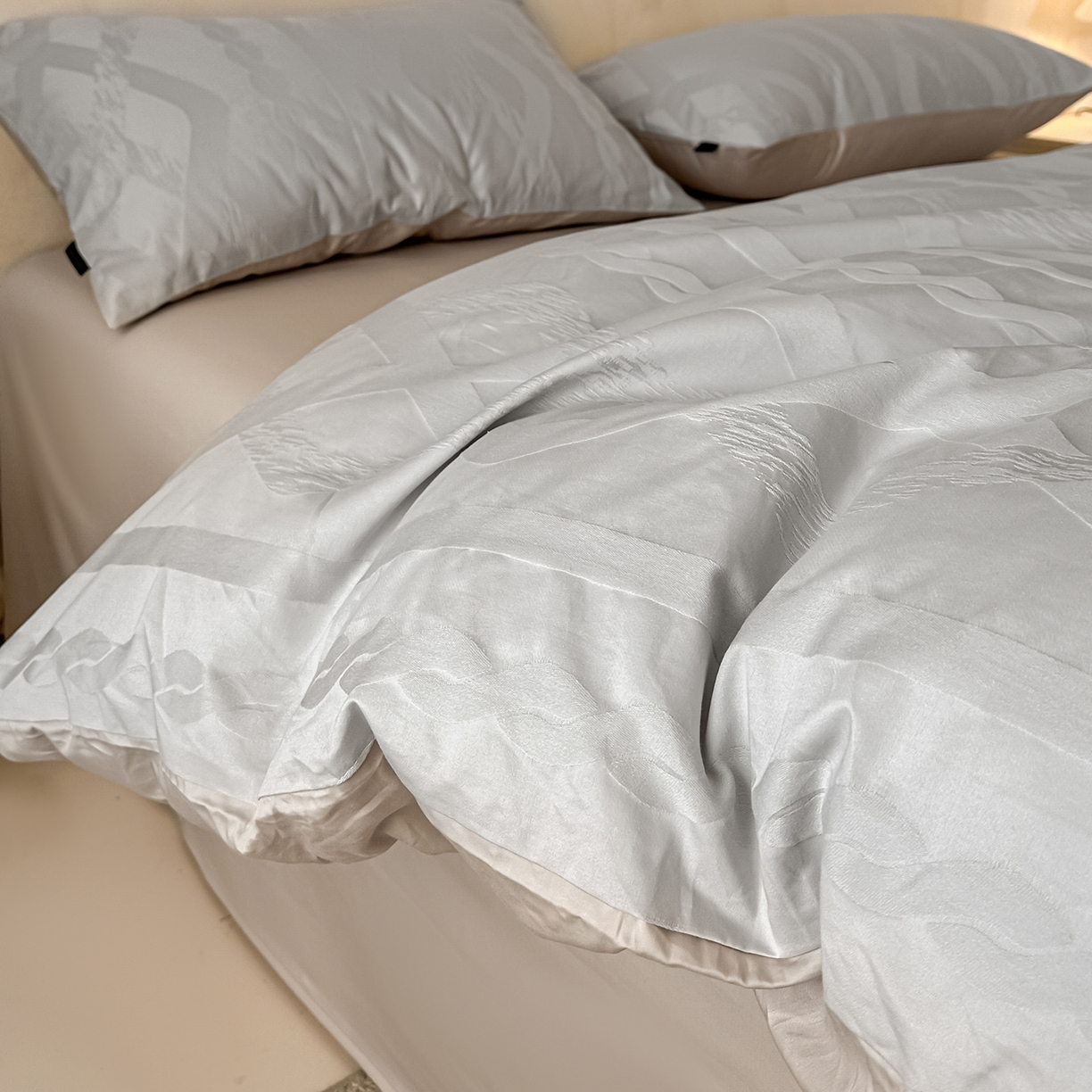 91家纺网 家纺一手货源 找家纺 拼社家纺 2026新款A类全棉亮面提花四件套厚织浮雕提花全棉四件套（独家专版花型） 棉颂-灰