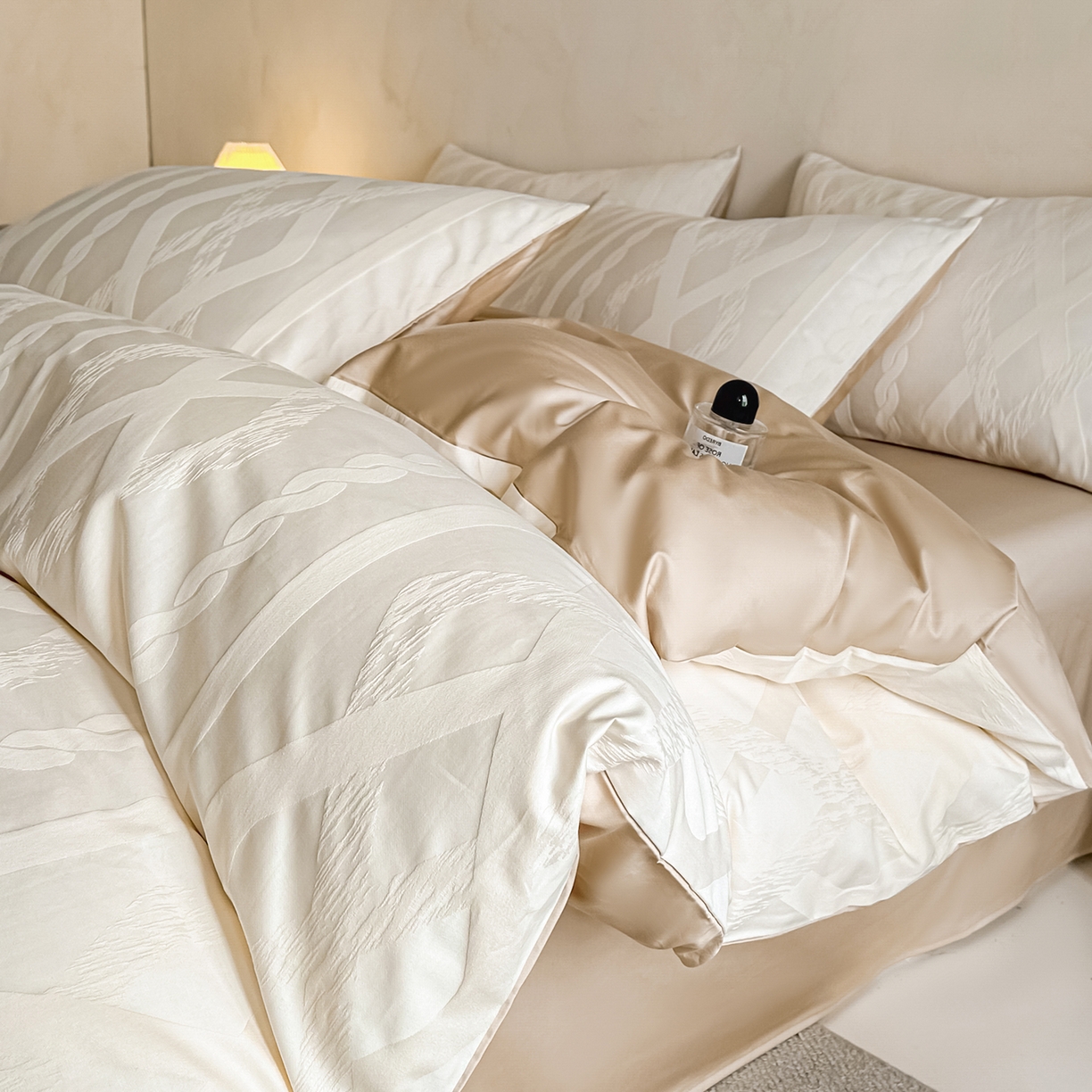 91家纺网 家纺一手货源 找家纺 拼社家纺 2026新款A类全棉亮面提花四件套厚织浮雕提花全棉四件套（独家专版花型） 棉颂-奶白