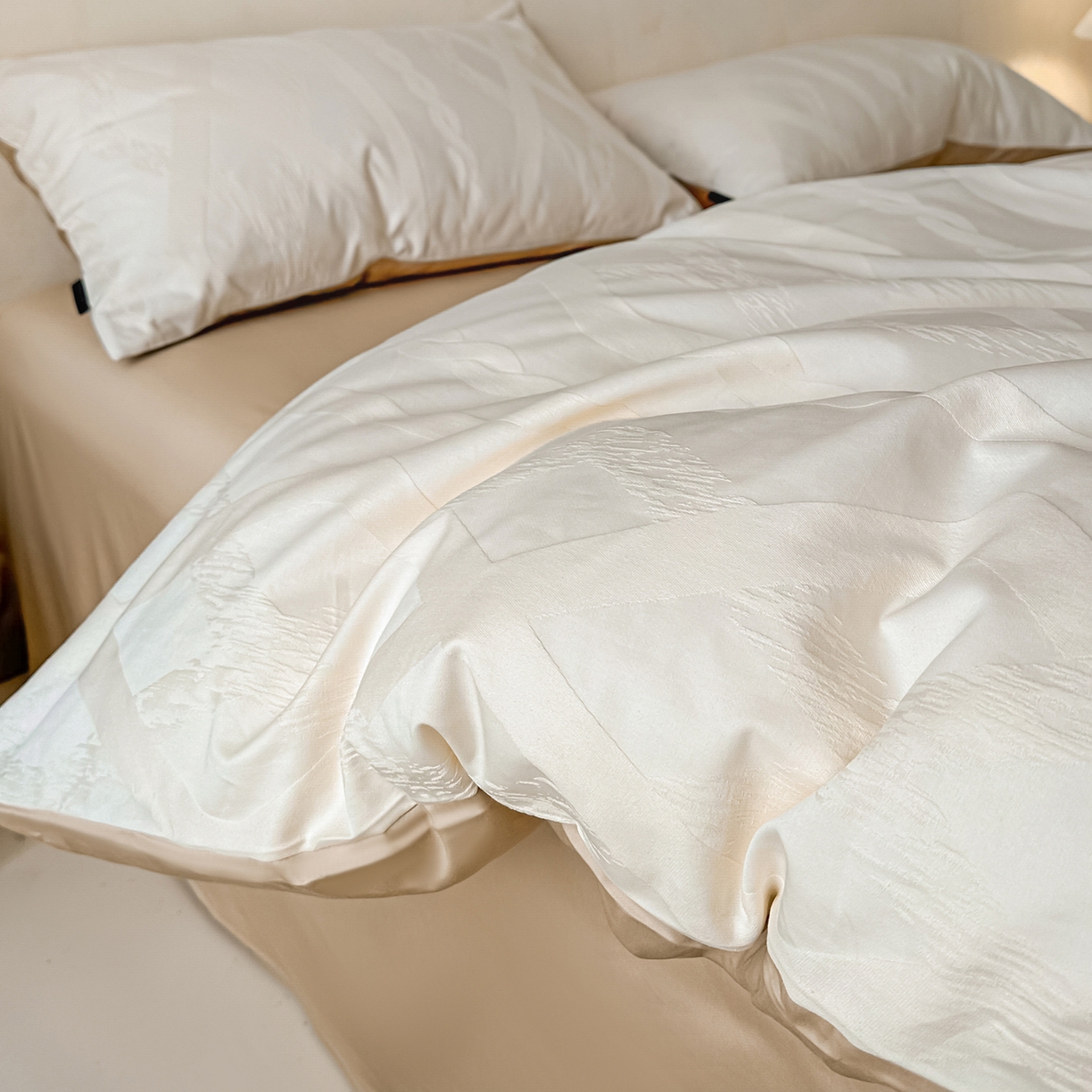 91家纺网 家纺一手货源 找家纺 拼社家纺 2026新款A类全棉亮面提花四件套厚织浮雕提花全棉四件套（独家专版花型） 棉颂-奶白