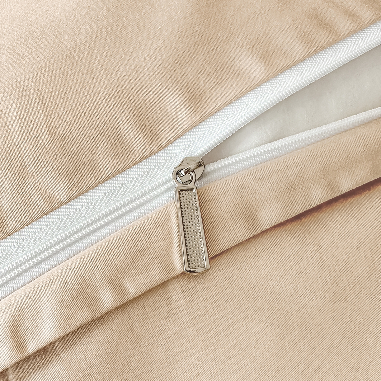 91家纺网 家纺一手货源 找家纺 拼社家纺 2026新款A类全棉亮面提花四件套厚织浮雕提花全棉四件套（独家专版花型） 棉颂-奶白