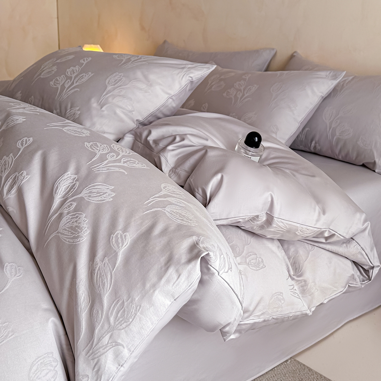 91家纺网 家纺一手货源 找家纺 拼社家纺 2026新款A类全棉亮面提花四件套厚织浮雕提花全棉四件套（独家专版花型） 栖月-紫灰