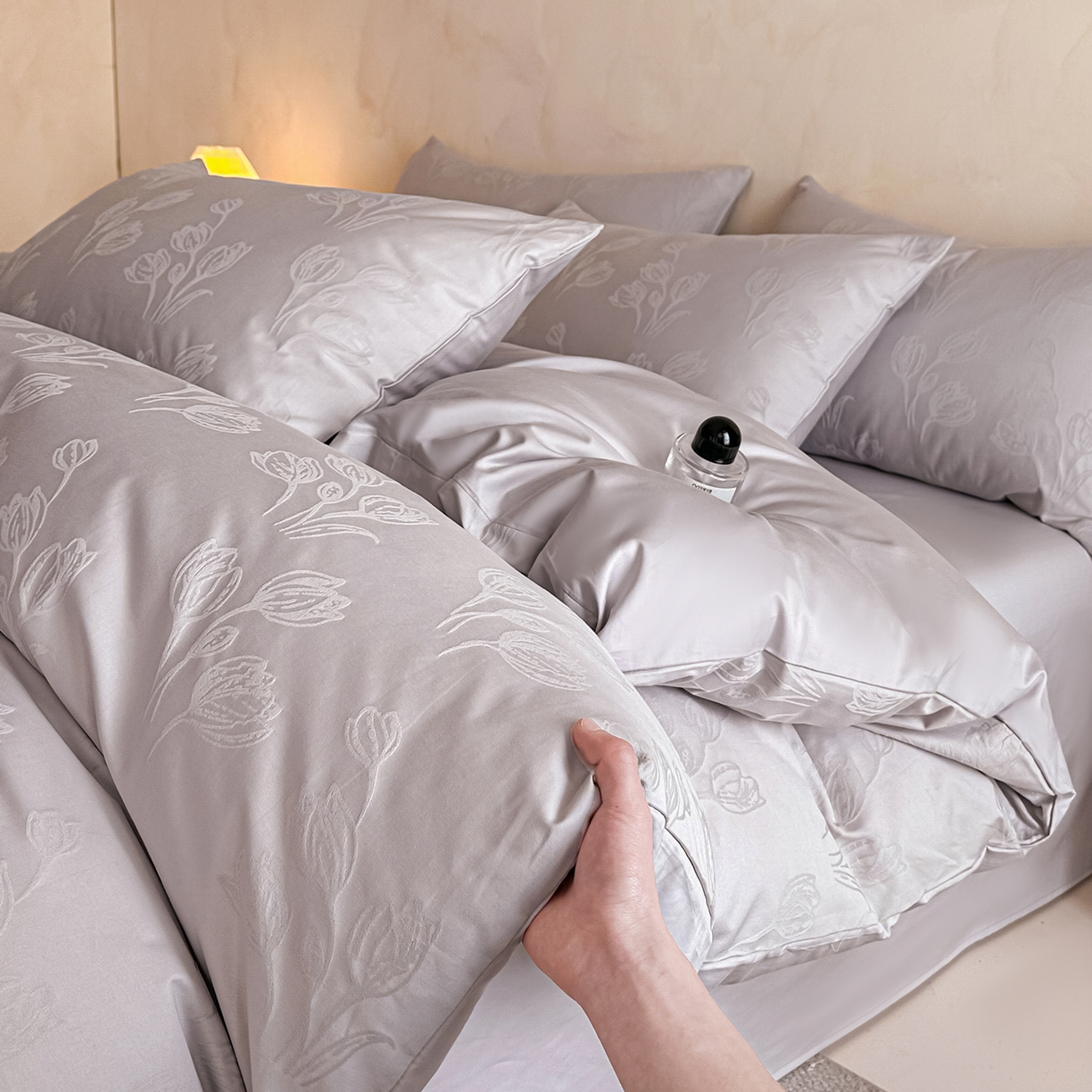 91家纺网 家纺一手货源 找家纺 拼社家纺 2026新款A类全棉亮面提花四件套厚织浮雕提花全棉四件套（独家专版花型） 栖月-紫灰