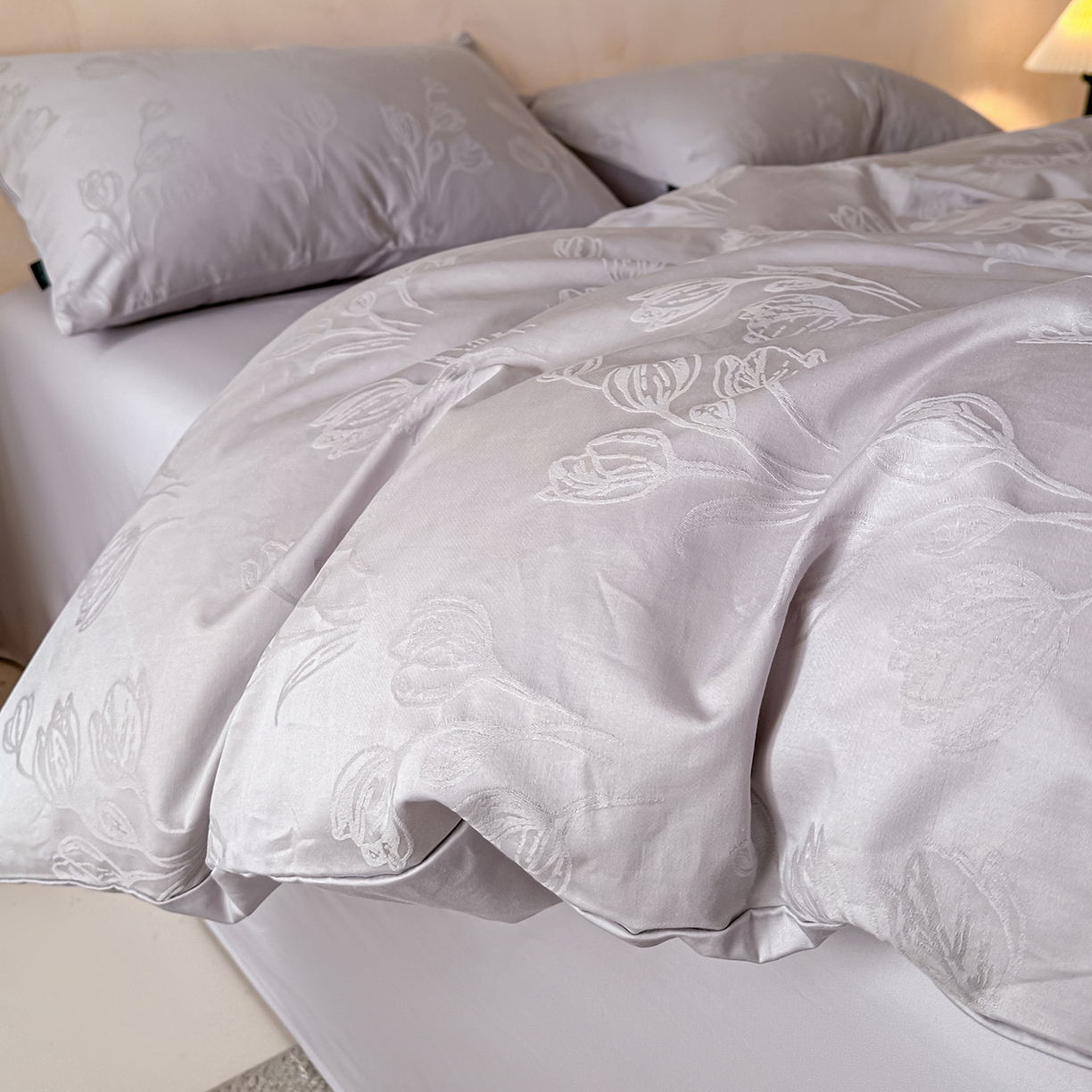 91家纺网 家纺一手货源 找家纺 拼社家纺 2026新款A类全棉亮面提花四件套厚织浮雕提花全棉四件套（独家专版花型） 栖月-紫灰