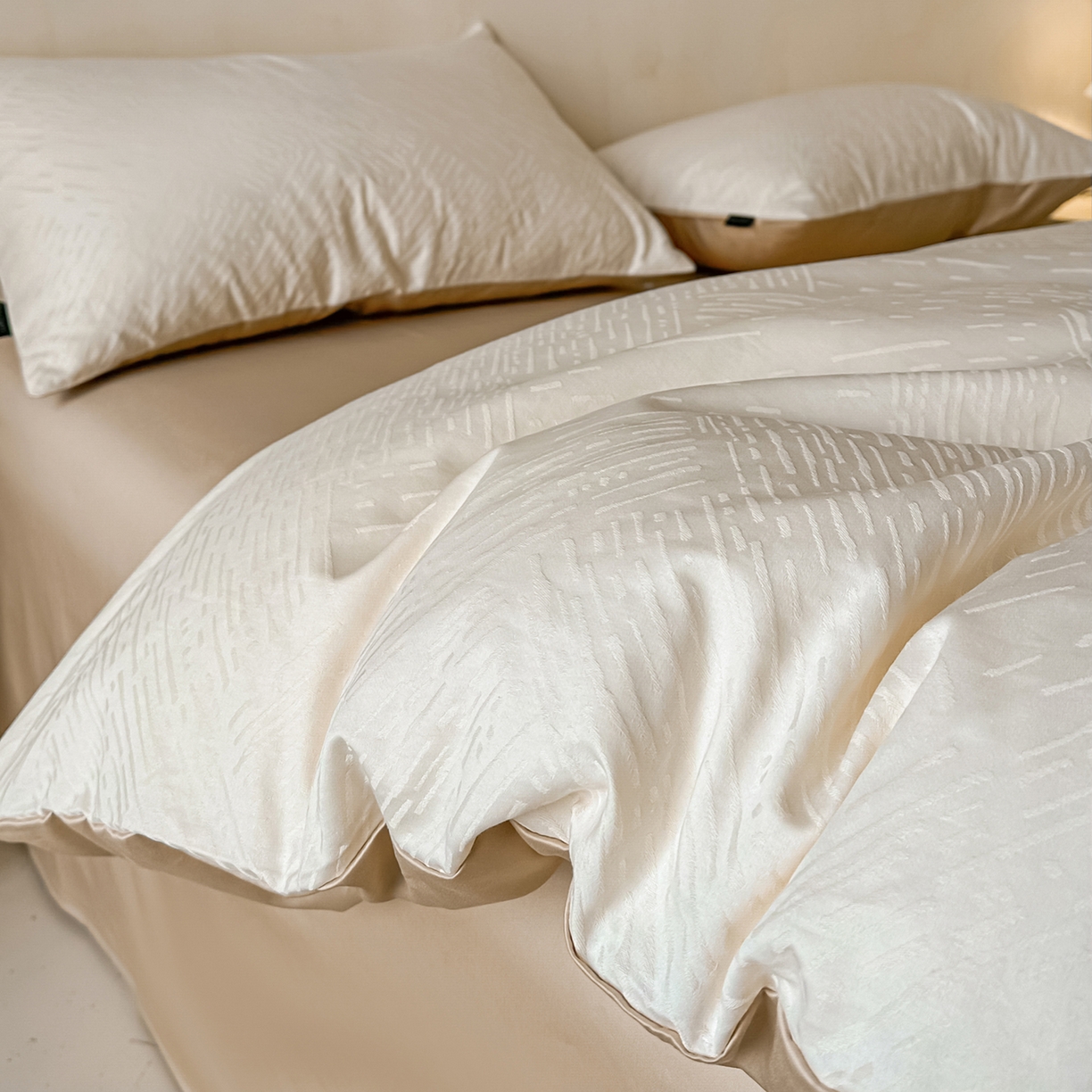 91家纺网 家纺一手货源 找家纺 拼社家纺 2026新款A类全棉亮面提花四件套厚织浮雕提花全棉四件套（独家专版花型） 素笺-奶白