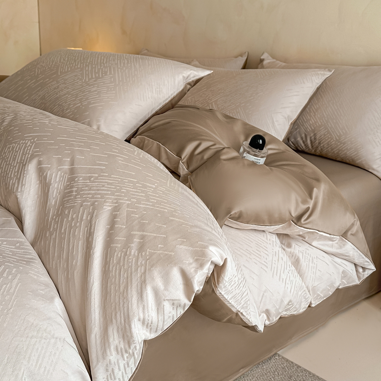 91家纺网 家纺一手货源 找家纺 拼社家纺 2026新款A类全棉亮面提花四件套厚织浮雕提花全棉四件套（独家专版花型） 素笺-浅咖