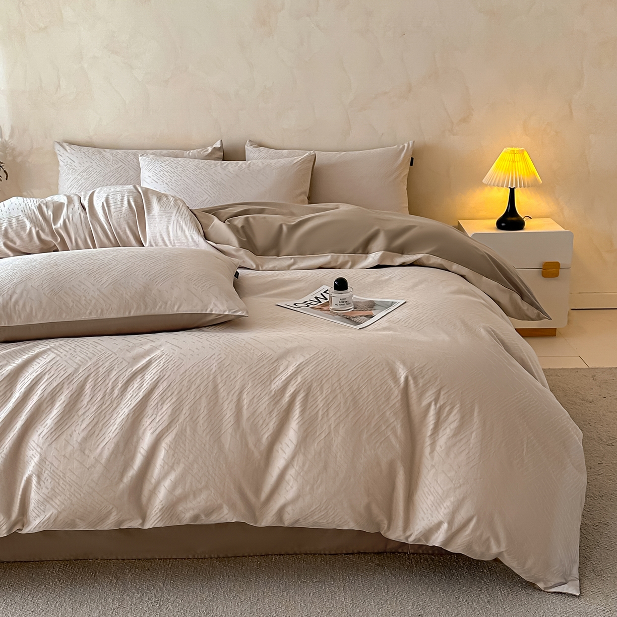 91家纺网 家纺一手货源 找家纺 拼社家纺 2026新款A类全棉亮面提花四件套厚织浮雕提花全棉四件套（独家专版花型） 素笺-浅咖