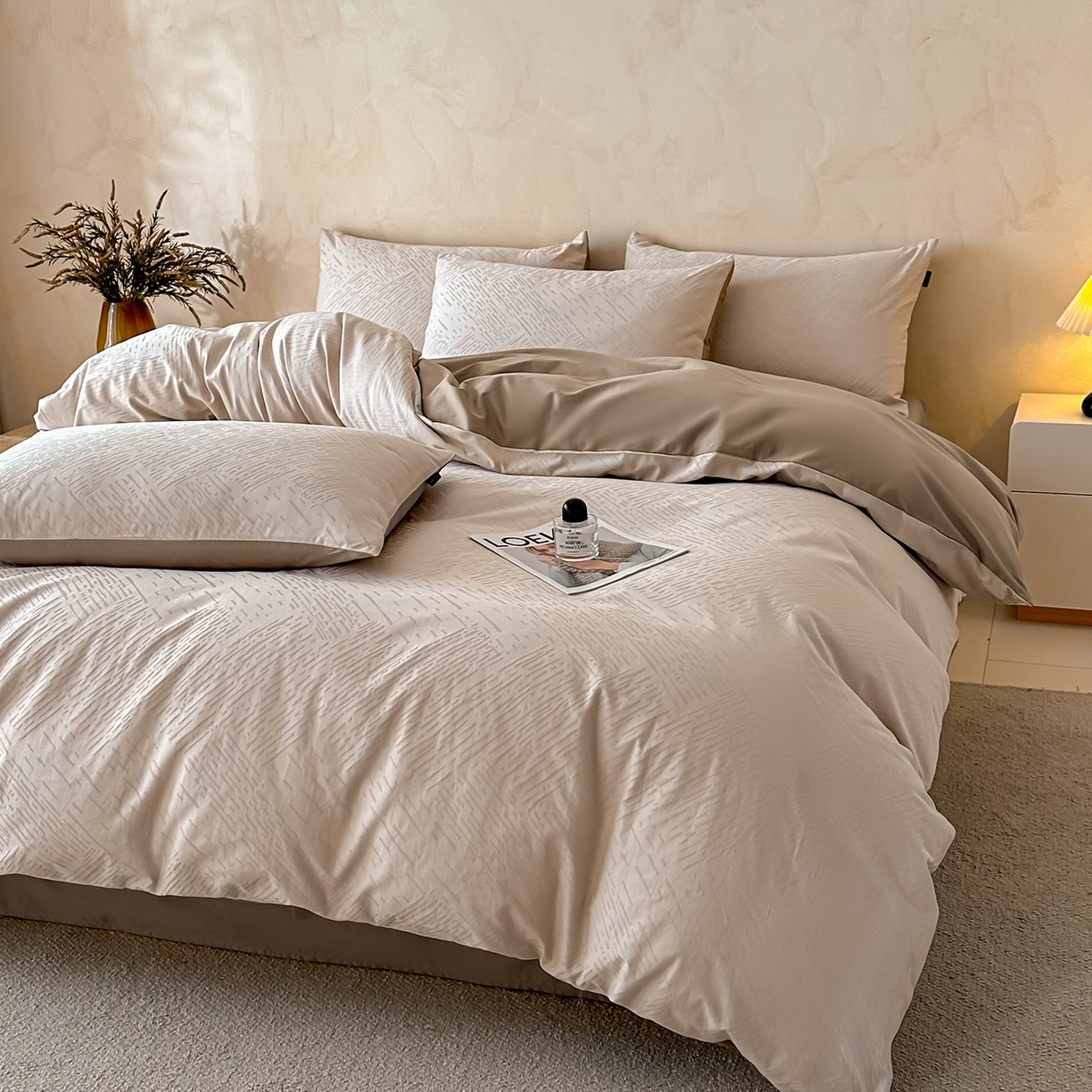 91家纺网 家纺一手货源 找家纺 拼社家纺 2026新款A类全棉亮面提花四件套厚织浮雕提花全棉四件套（独家专版花型） 素笺-浅咖